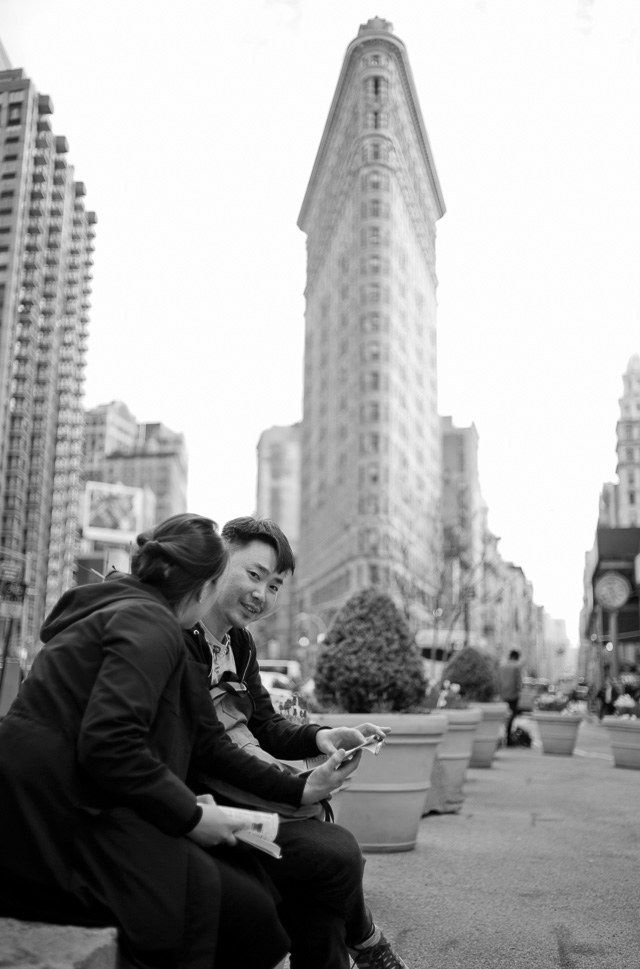 Reviewing the iPhone photos of the Flat Iron Building. Leica M 240 with Leica 35mm Summilux-M ASPHERICAL f/1.4 AA. © 2016 Thorsetn Overgaard. 