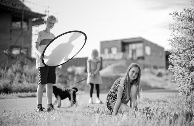 Brothers and sisters helping out on photoraping the whole family. Denmark. Leica M 240 with Leica 50mm Noctilux-M ASPH f/0.95. © 2016 Thorsten Overgaard.