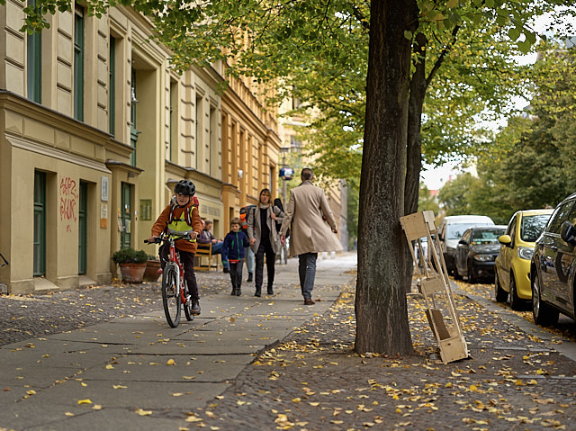 Family on their way home from school. Leica M10-P with Leica 50mm APO-Summicron. © 2018 Thorsten Overgaard.