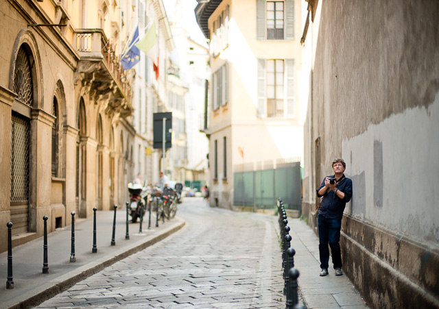 Mort O’Sullivan waiting for the right moment in Milano. Leica M10 with Leica 50mm Noctilux-M ASPH f/0.95. © 2017 Thorsten Overgaard.