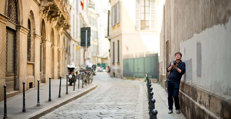 Mort O'Sullivan with his Leica in the streets of Milano. © Thorsten Overgaard. 