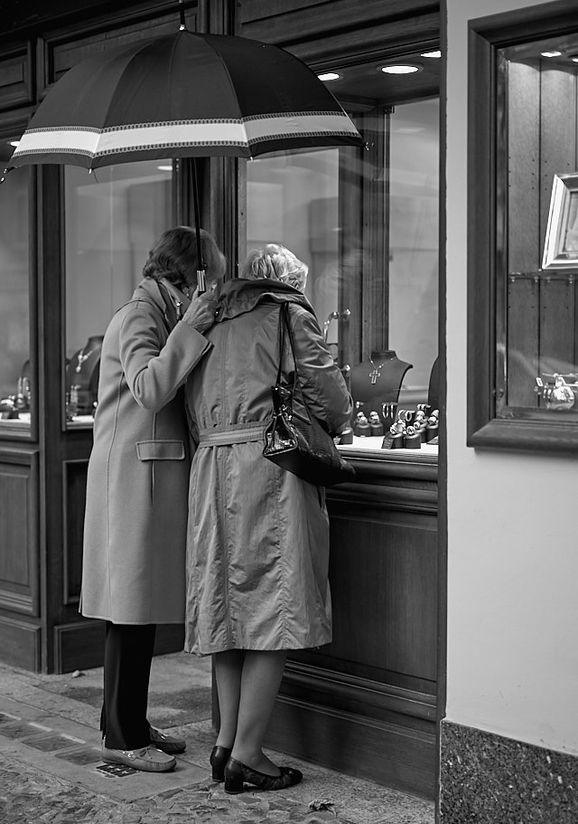 Window shopping in Fasanenstrasse in Berlin. Leica M10-P with Leica 50mm APO-Summicron. © 2018 Thorsten Overgaard. 
