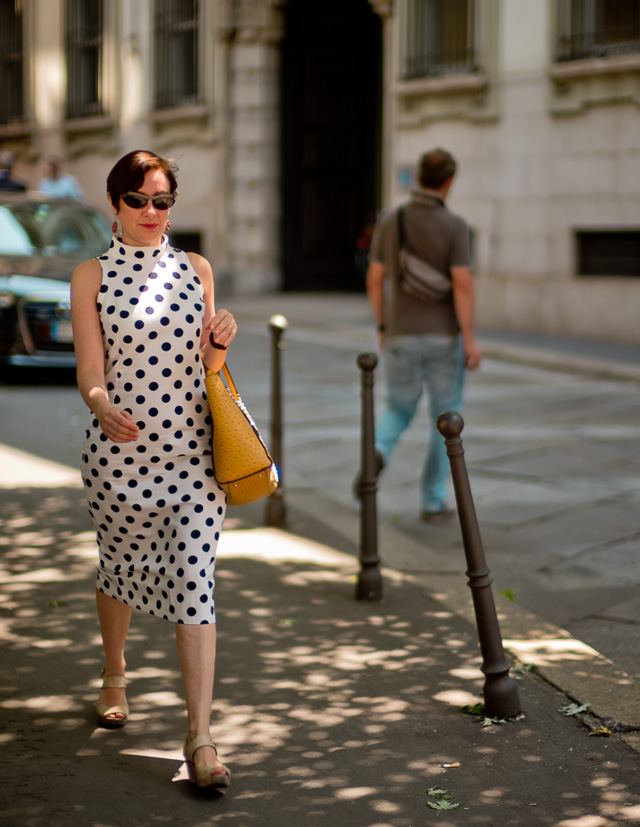 Often people of Milano is found walking the streets as if their fashion was an everyday thing. Which it happens to be, in Milano. Leica M10 with Leica 50mm Noctilux-M ASPH f/0.95. © Thorsten Overgaard