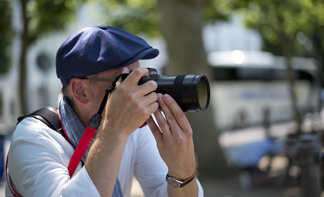 Rob Cale with his Leica SL and 50mm Summilux-L f/1.4 in Frankfurt. © Thorsten Overgaard.