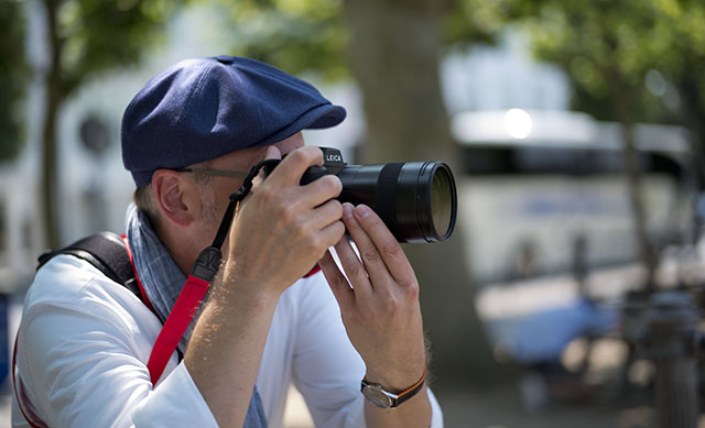 Rob Cale with his Leica SL and 50mm Summilux-L f/1.4 in Frankfurt. © Thorsten Overgaard. 