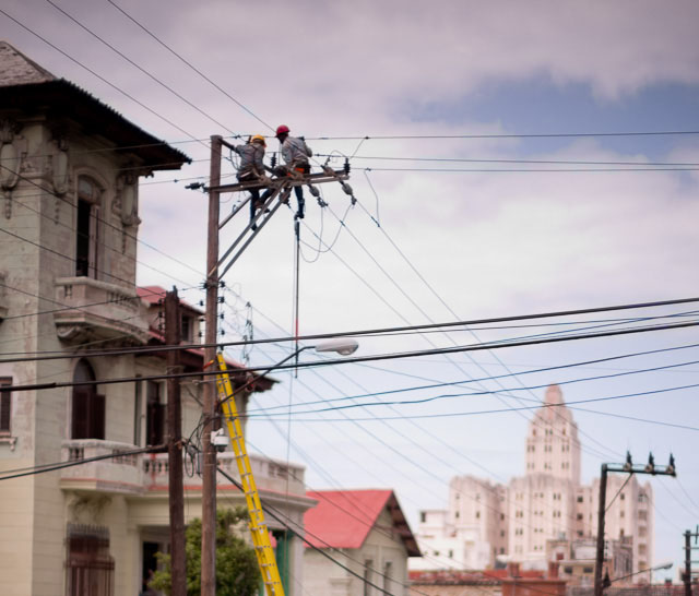 In many counbtires in Europe the cables are underground. Here it's Cuba where the cables are in the air, just like it is the case in many Asian counties, and the US. 