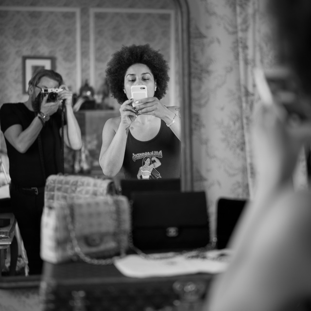 Family instagramming. © 2017 Thosten Overgaard.