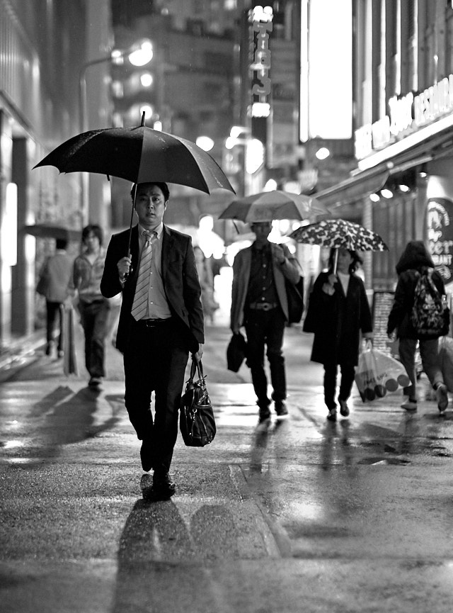 Tokyo in the rain, walking home from work. Leica M10-P with Leica 50mm APO-Summicron-M ASPH f/2.0. © Thorsten Overgaard. 