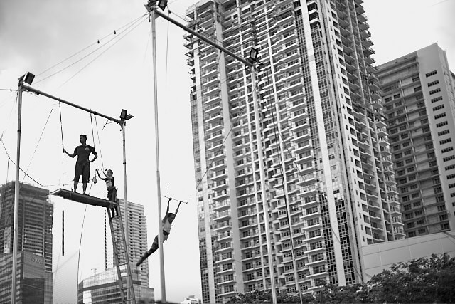 Trapez in Manila. Leica M10-P with Leica 50mm Noctilux-M ASPH f/0.95. © Thorsten Overgaard.