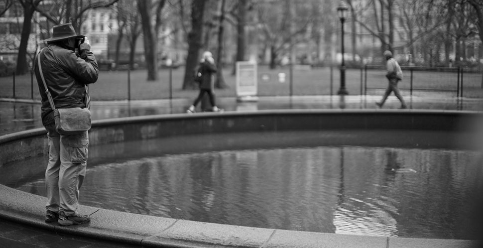 Out and about in Madison Square Park in the rain, in New York. Leica M10 with Leica 50mm Noctilux-M ASPH f/0.95. © Thorsten Overgaard