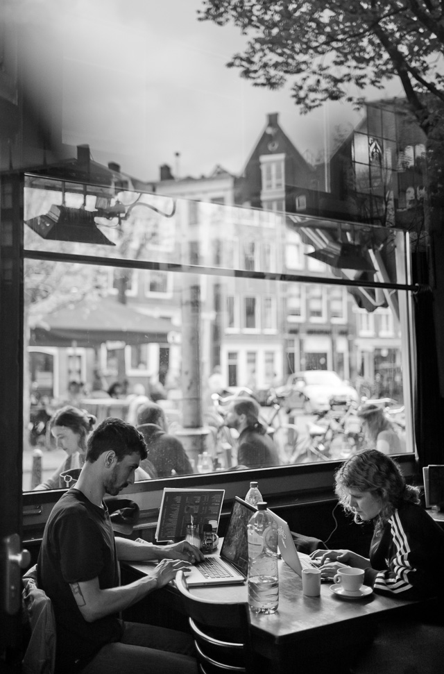 You need a good computer for editing digital photos. Amsterdam cafe. © 2018 Thorsten von Overgaard. 