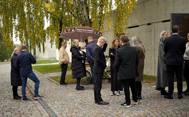 Bisættelse Martin Overgaard begravelse Vestre Kirkegaard Friends and family at the memorial service for Martin. Leica M10-R with Leica 50mm APO-Summicron-M ASPH f/2.0. © Thorsten Overgaard.