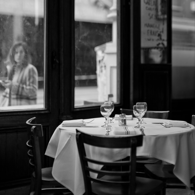 There should be a law that all tables must wear white tablecloth. Soho, New York. . Leica M10 with Leica 50mm Noctilux-M ASPH f/0.95. © 2017 Thorsten von Overgaard.