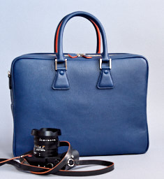 An elegant and simple carry-on bag made for 2-4 Leica M cameras with 4 lenses and accessories. 