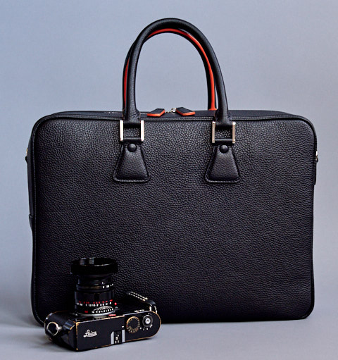 An elegant and simple carry-on bag made for 2-4 Leica M cameras with 4 lenses and accessories. 