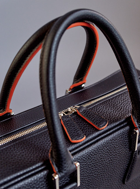 Handles to die for. Just the right shape and size to be comfortable when you carry the bag, and a decorative design that completes the bag when not used. Sturdy, made of soft leather, soft piping inside to give the right size and softness, with orange edging details in the best artisan tradition.