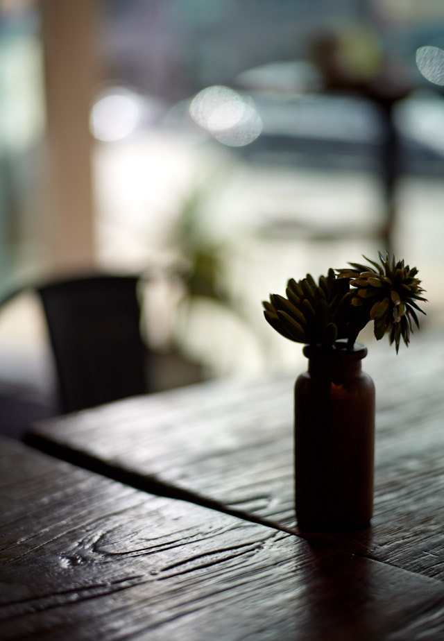 The cafe on Melrose. Panasonic Lumix DC S1R with Leica 50mm Summilux-M ASPH f/1.4 BC. © Thorsten Overgaard.