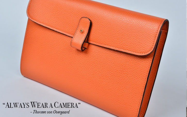 An elegant and casual document clutch for women or men. 22 x 32 x 5 cm with space for pens, phone, business cards and more.