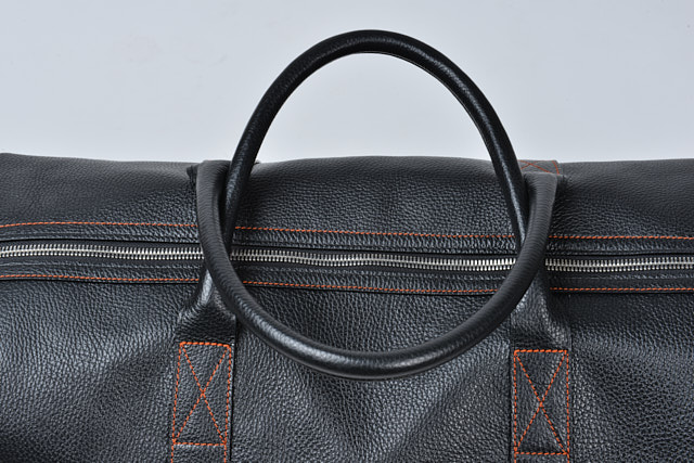 hand-stitched handles in the exact size so it is comfortable carrying the bag in the classic way - in your hands.