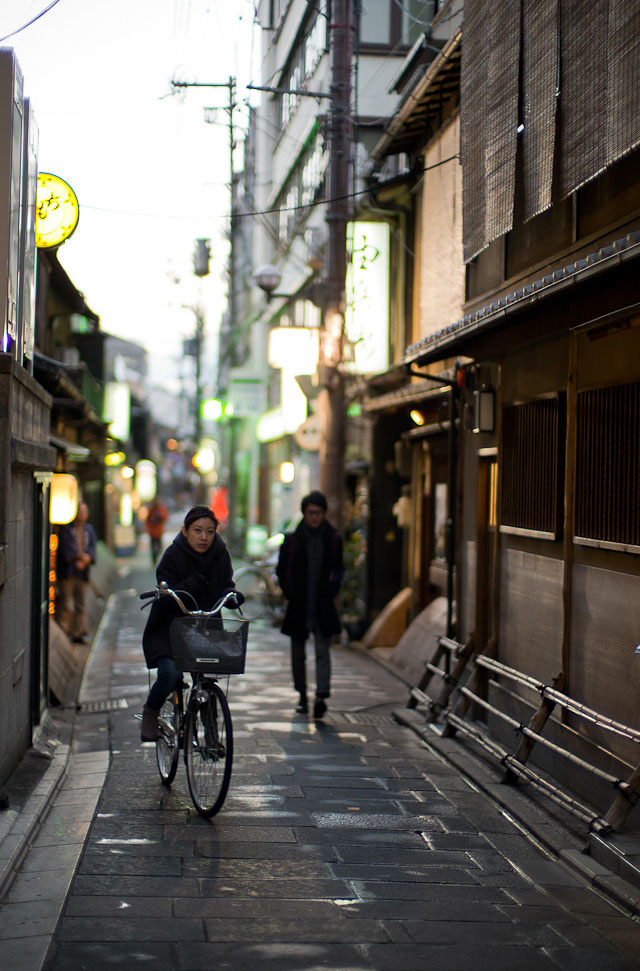 Kyoto, December 2014. Leica M 240 with Leica 50mm Noctilux-M ASPH f/0.95, 200 ISO, 1/90 sec.
© Thorsten Overgaard.
