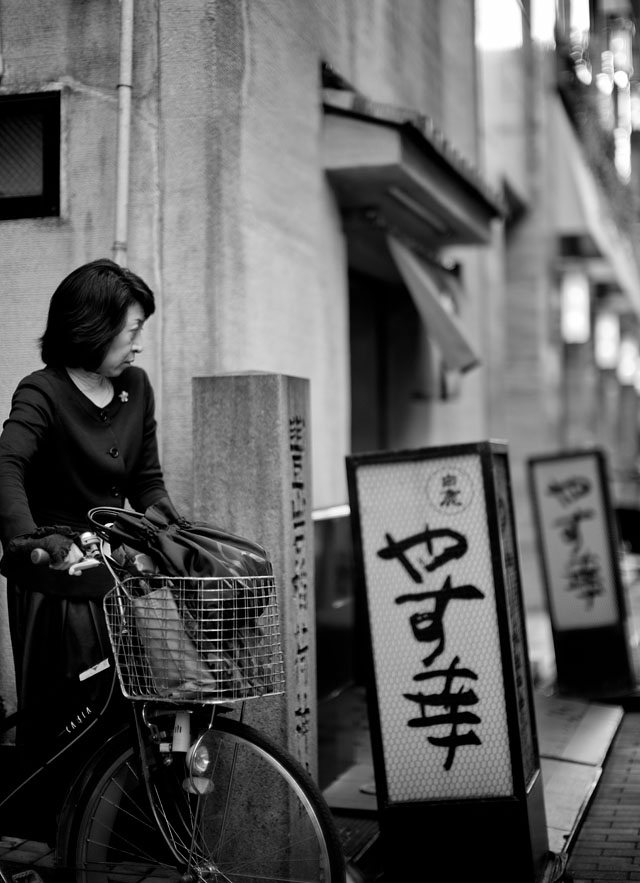 Ginza in Tokyo, 2015. Leica M 240 with Leica 50mm Noctilux-M ASPH f/0.95, 200 ISO, 1/750 sec.
© Thorsten Overgaard.
