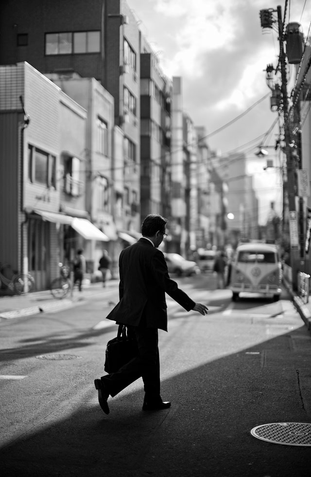 Kayabacho in Tokyo, December 2015. Leica M 240 with Leica 50mm Noctilux-M ASPH f/0.95, 200 ISO, 1/2000 sec. with 3-stop ND-filter. © Thorsten Overgaard.