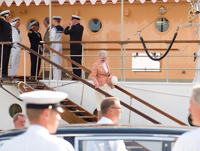 Queen Margrethe II leaving the Royal Yacht. Leica R9 with Leica 35-70mm Vario-Elmarit-R ASPH f/2.8. © Thorsten von Overgaard.