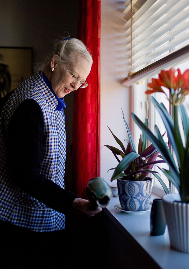 Her Majesty Queen Margrethe II studying the brand of a vase. Leica M9 with Leica 35mm Summilux-M ASPH FLE f/1.4. © Thorsten von Overgaard.