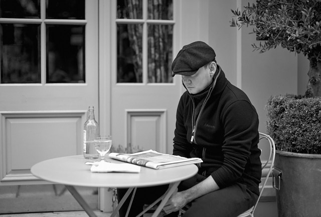 Reading and drinking water. The way to go. London. Leica SL2 with Leica 50mm Noctilux-M f/0.95. © Thorsten Overgaard.