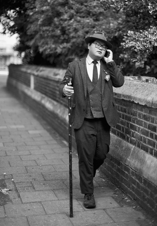 A slightly eccentric personality strolling the streets by University of London while engaged in an electronic tranmission. Leica SL2 with Leica 50mm Noctilux-M f/0.95. © Thorsten Overgaard. 