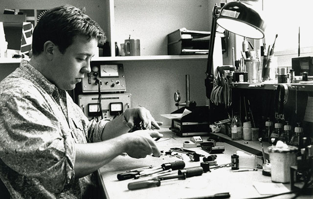 Stefan Daniel (16) decided to sign on with Leitz in 1984 as an apprentice in precision mechanics. Here he is working on a Leica M6. Today Stefan Daniel is international product manager at Leica Camera AG and has thus experienced the entire turn-around of Leica, as well as the product development from the Leica M6 to today's Leica M11. 