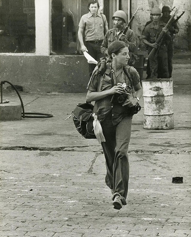 Susan Meiselas (1948) is an American photographer and memebr of Magnum since 1980. Here she is photographed in Nicaragua in 1978 by Alain Dejean.