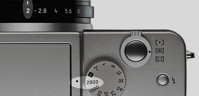 Manual exposure settings: See the wheel has been turned to 1/2000 second and the f-dial to f/2.0. When the first series has been shot, you turn the time to 1/1000 second and shoot one more series, then turn it back to 1/2000 second and compensate on the f-dial to f/2.8. This way you have a series shot normal, one darker and one lighter.