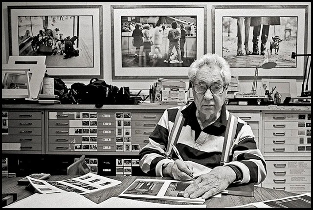 Elliott Erwitt (1928-2023) in the studio 2015: "All the technique in the world doesn’t compensate for the inability to notice." 