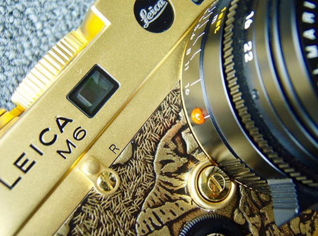 Leica M6 in gold look. Not just a few things, but everything from shutter speed dial to leather and lens release button. Pretty cool, made by Kantocamera. 