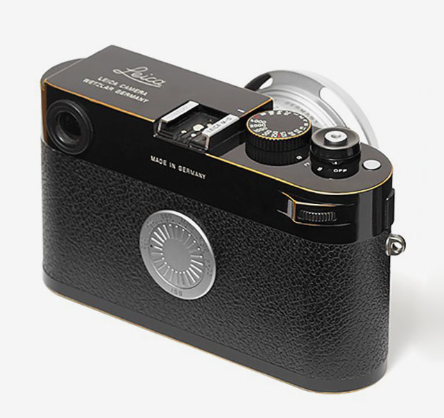 April 2016: The first “real” digital Leica M without a screen, the Leica M-D 262 model. Fundamentally the Leica M240 (2014) without a screen. In the process, it also lacks the seven buttons and mini joystick on the back. Model no. 10945.