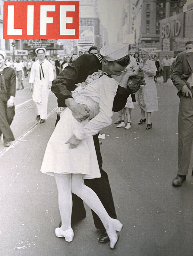 LIFE Magazine cover August 14,1945 with THE KISS by Leica photographer Alfred Eisenstaedt. 