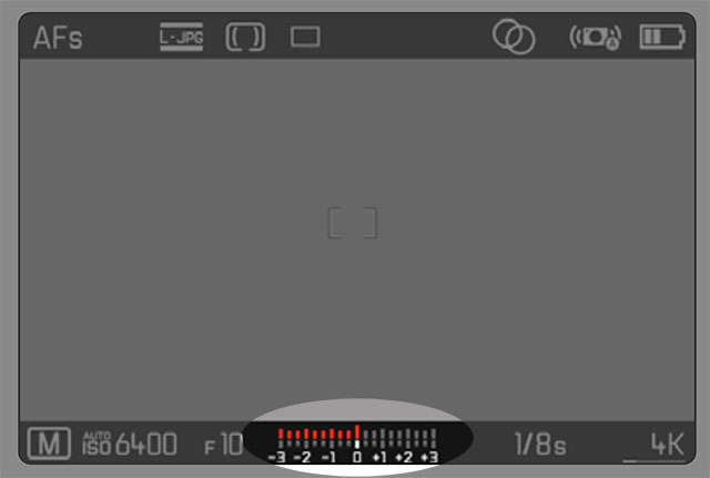 Digitized level gauger in a Leica M10-P. You tilt the camera up and down (front/back and left/right) till the level is completely straight.