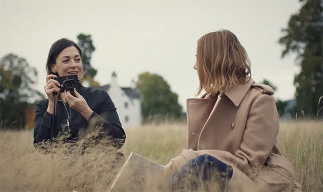 Mary McCartney, daughter of Paul and Linda, is a very enthuastic Leica user, to say it mildly. She can be seen using good ol' film cameras as the Leica Minilux, Leica M6, as well as modern Leica Q, Leica SL2 and - naturally - Leica M. In the photo, Mary and sister Stella McCartney.