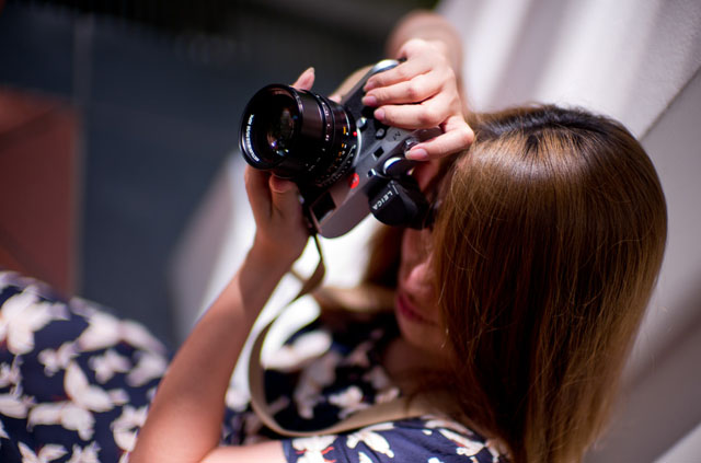 Alexis Khoo in the Overgaard Workshop . Leica M 240 with Leica 50mm Noctilux-M ASPH f/0.95. © 2015-2016 Thorsten Overgaard. 