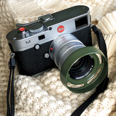 E46 ventilated shade in Safari Olive Green on the 50mm Summilux-M ASPH f/1.4 and Leica M240.