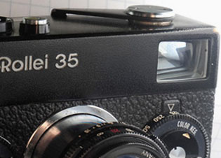 Rollei 35 (1966) with optical viewfinder that will give you a preview of the framing of the photograph. Focusing you had to guess and adjust on the focus ring on the lens. 