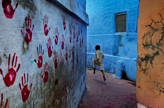 The cover of the book "Steve McCurry - The Unguarded Moment" from PHAIDON, "Boy in mid-flight (2007), Jodhpur, India". © 2007-2015 Steve McCurry. 