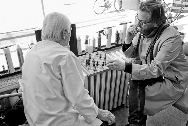 Georg Iliadis and Thorsten Overgaard playing chess. Thorsten won, and Georg looked like he would never forgive him. © John Parkyn. 