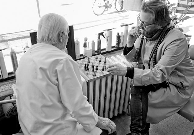 Georg Iliadis and Thorsten Overgaard playing chess. Thorsten won, and Georg looked like he would never forgive him. © John Parkyn. 