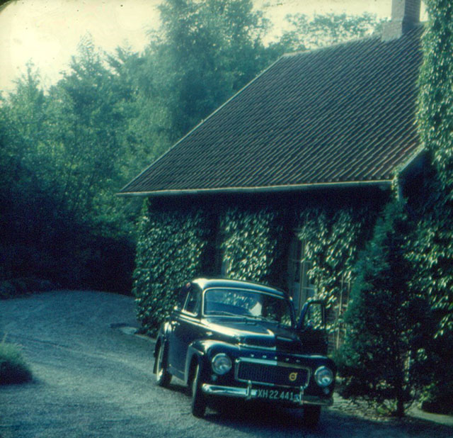 A Volvo 444 in front of Villa Nøjsomheden, 1958. 
