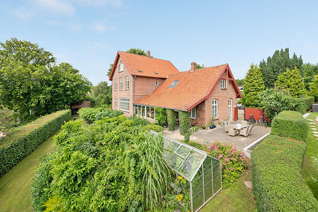 The glass house in the garden of Villa Nøjsomehden 2022. 