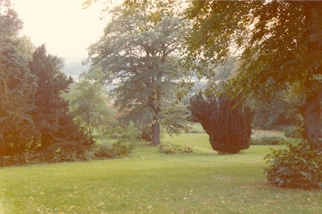 The garden was 15,000 m2 (3.8 acres) in 1977. The 12,000 m2 was cur off for 15 new houses built by Bikuben in late 1970's. 